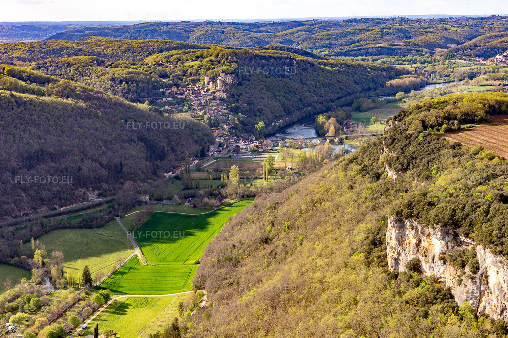 Vue aérienne: Château de Castelnaud-la-Chapelle au-dessus du pont de la Dordogne à Castelnaud-la-Chapelle dans le département Dordogne, France. Photo: IMG_113466.jpg prise le 16/04/2019 par Werner Riehm/FLY-FOTO.eu – Résolution de l'original: 5385 x 3590 px