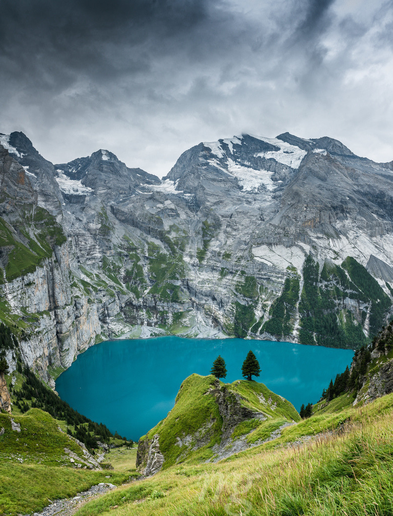 high above Lake Oeschinensee in Kandersteg | Die ideale Geschenkidee für Naturliebhaber. Naturbilder von Marcel Gross Photography für ihr Zuhause in den verschiedensten Formaten und Materialien. - Realisiert mit Pictrs.com