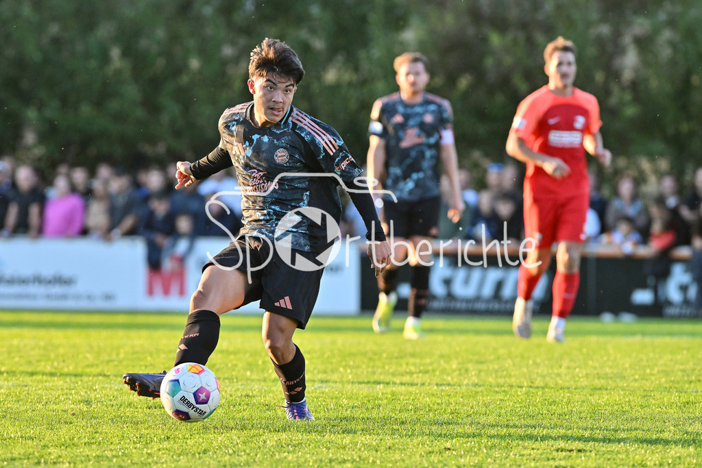 SpVgg Hankofen-Hailing - FC Bayern Amateure | am Ball Angelo BRUECKNER (FC Bayern München II #2) / Freisteller / Einzelfoto / Regionalliga Bayern: SpVgg Hankofen-Hailing - FC Bayern München II, Maierhofer-Bau Stadion am 20.09.2024