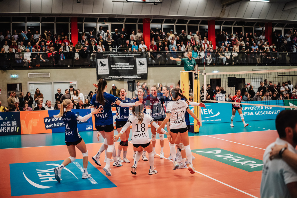 Volleyball | Frauen | Saison 2025/2026 | Volleyball Bundesliga | ETV Hamburger Volksbank Volleys vs. Binder Blaubären TSV Flacht | 06.12.2025 | Flacht gewinnt das erste Spiel in der Bundesliga und jubelt