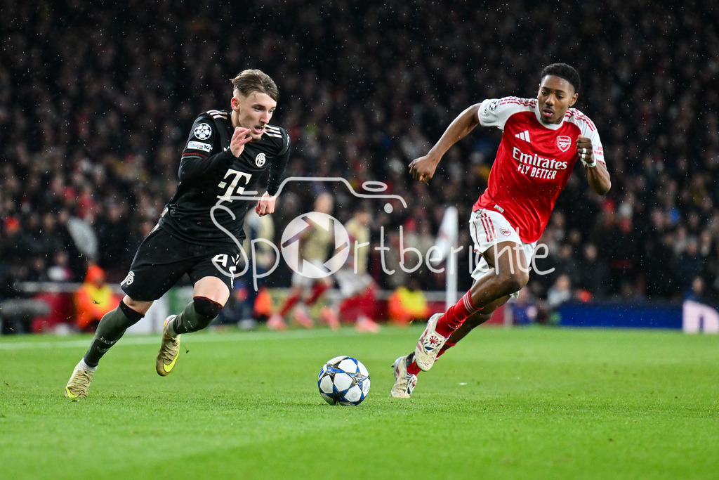 Arsenal FC - FC Bayern München | LONDON, ENGLAND - 26. NOVEMBER: im Duell Lennart KARL (FC Bayern Munich 42) und Myles LEWIS-SKELLY (Arsenal FC 49) beim Ligaspiel zwischen Arsenal London und dem FC Bayern München am 5. Spieltag der UEFA Champions League im Emirates Stadium am 26.11.2025