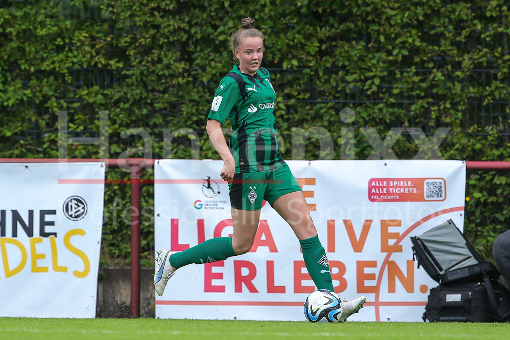 Fussball, 2. Frauen-Bundesliga, Hamburger SV - Borussia Möchengladbach | v.li.: Emily Tichelkamp (Borussia Mönchengladbach, 7) Freisteller, Einzelbild, Ganzkörper, Aktion, Action, Spielszene, DIE DFB-RICHTLINIEN UNTERSAGEN JEGLICHE NUTZUNG VON FOTOS ALS SEQUENZBILDER UND/ODER VIDEOÄHNLICHE FOTOSTRECKEN. DFB REGULATIONS PROHIBIT ANY USE OF PHOTOGRAPHS AS IMAGE SEQUENCES AND/OR QUASI-VIDEO.