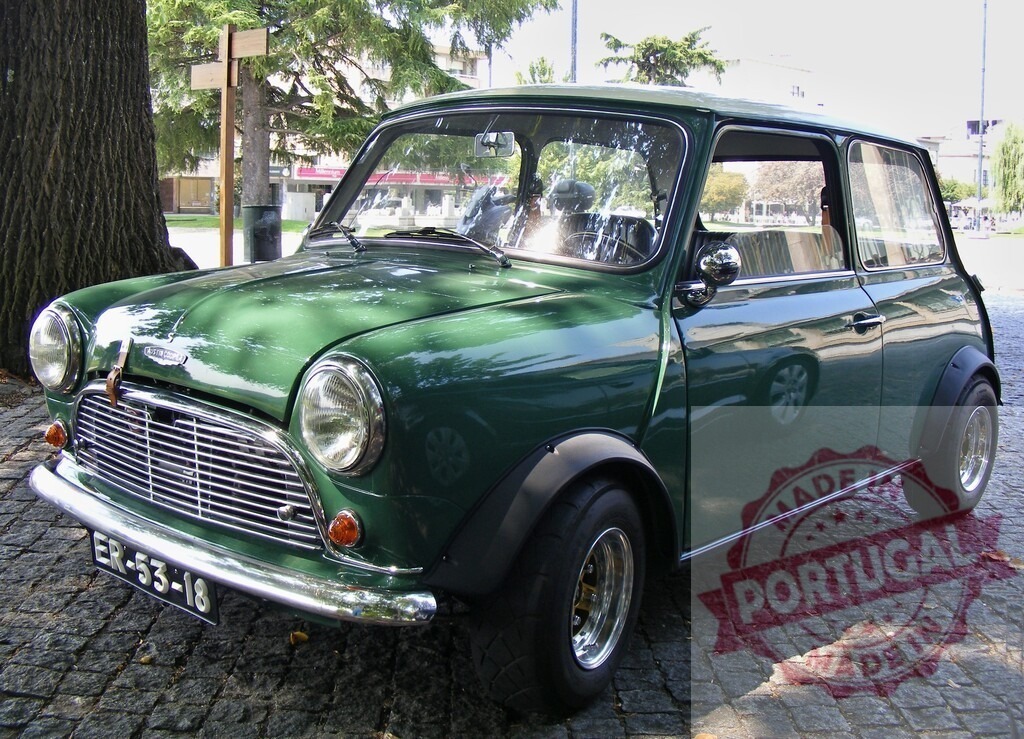 Classic green Mini Cooper parking on a cobblestone street | Classic green Mini Cooper parked in the shade of a tree on a cobblestone street - Realisiert mit Pictrs.com