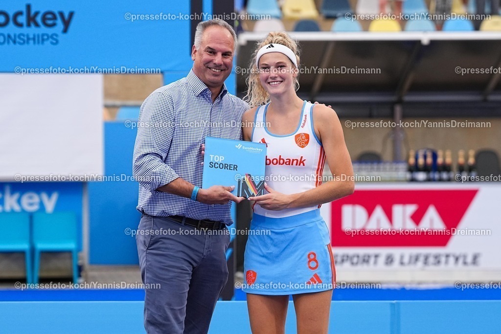 xydrx17082503081 | 17.08.2025, xydrx, Frauen EuroHockey Championship 2025, Finale, Niederlande - Deutschland, Sparkassenpark Mönchengladbach: Yibbi Jansen (NED #8) wird als Top Scorerin des Turnieres geehrt