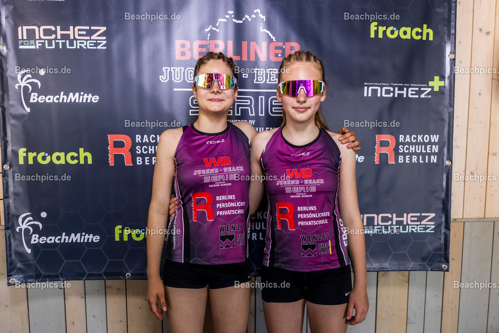 2025-200076201-Jugend-Beach-Serie-Fotobox | Pinar Atalay, Bundeskanzler Friedrich Merz 31.05.2025; Berlin Foto: Gerold Rebsch - www.beachpics.de