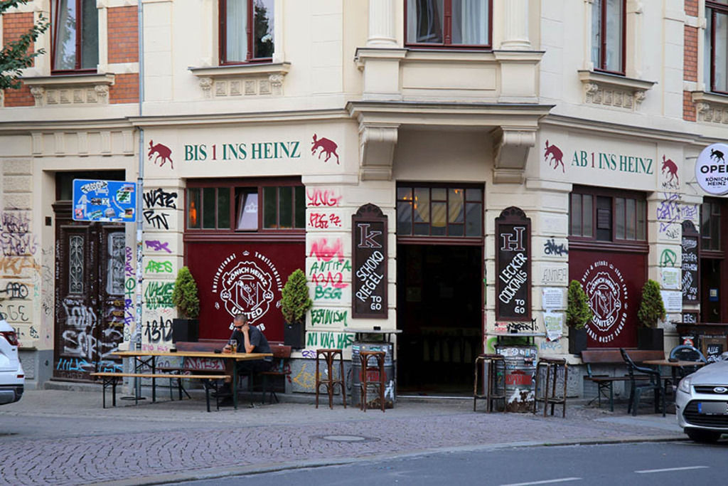 Connewitz - Lokal: Könich Heinz | Entdecke über 20 Kategorien Leipzig-Motive: Foto-Downloads, hochwertige Poster, Leinwand- & Fine-Art-Prints. Jetzt Lieblingsfoto im Bildlexikon Leipzig Shop bestellen!