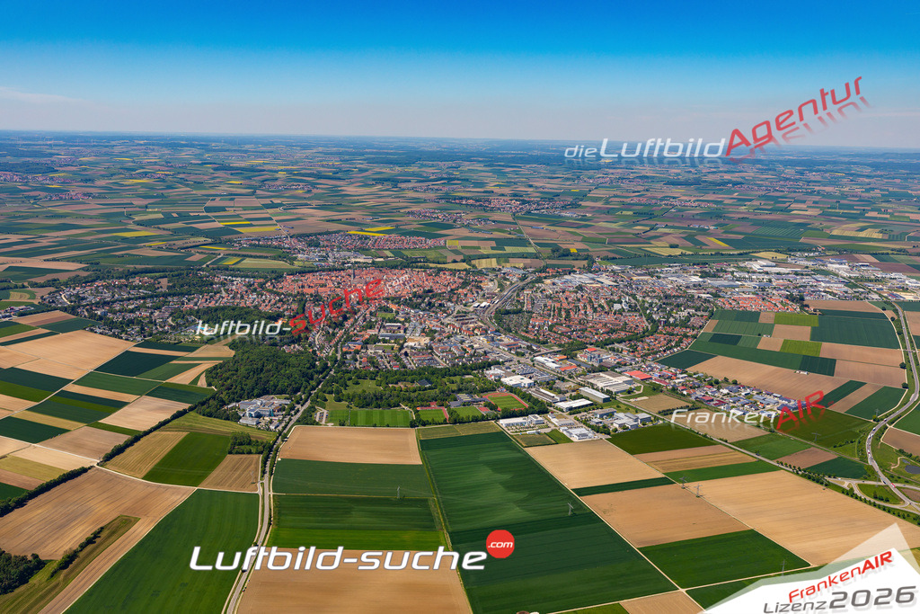 Das Luftbild der Stadt Nördlingen wurde 2021 vom Flugzeug heraus erstellt (keine Drohne) Aufnahmehöhe ca.450 Meter- hohe Bildauflösung und Druck-Qualität garantiert!