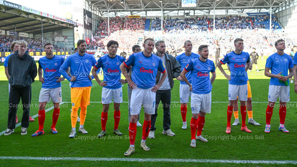 Holstein Kiel vs SC Freiburg | Die Mannschaft wird von den Fans gefeiert / Fußball-Bundesliga Männer 2024/2025 / 33. Spieltag / Holstein Kiel vs SC Freiburg / Holstein-Stadion / Kiel / 10.05.25 - Realisiert mit Pictrs.com
