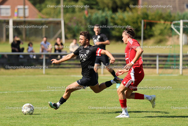 Fußball I Herren I Saison 2025-2026 I Verbandsliga Süd I 7. Spieltag I SV Schackendorf - SV Azadi Lübeck I 06.09.2025.052 | v.l. Azad Meran (7, SV Azadi Lübeck), Edgar Pfaffenrot (19, SV Schackendorf) - Realisiert mit Pictrs.com