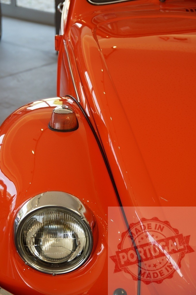 Iconic vintage orange car showcasing classic design | Close-up of an orange vintage car highlighting its iconic design - Realisiert mit Pictrs.com