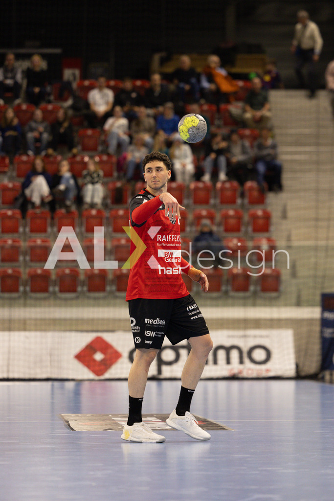 Handballen I Herren I Saison 2025-2026 I Quickline Handball League 2026 | Men I 18. Spieltag I Pfade Winterthur - Kadetten Schaffhausen I 20.12.2025 | 24 Mehdi Ben Romdhane (Pfadi Winterthur) – Rückraum mitte - Realisiert mit Pictrs.com