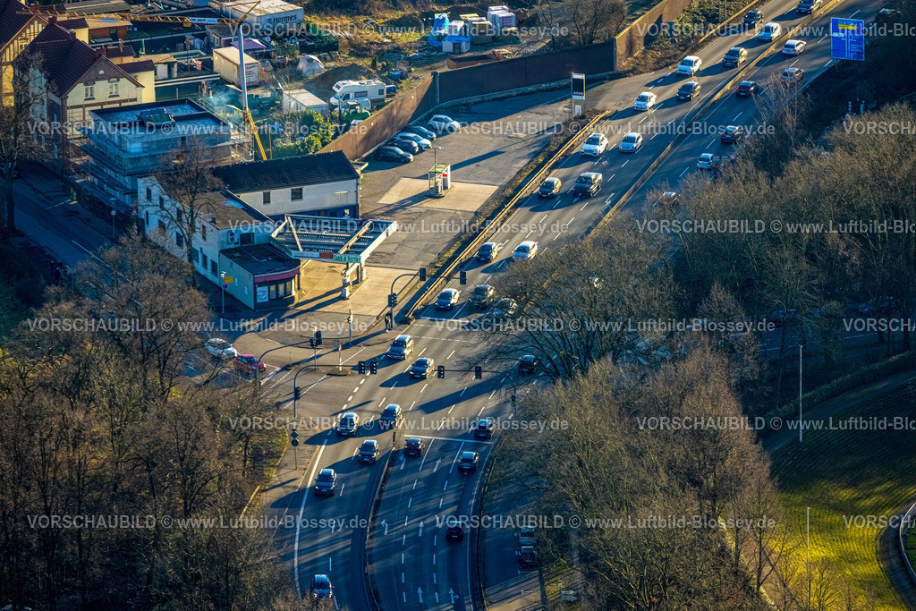 Gladbeck240108089 | Luftbild, Straßenverkehr auf der Bundesstraße B224, Essener Straße Ecke Phönixstraße mit Tankstelle, Butendorf, Gladbeck, Ruhrgebiet, Nordrhein-Westfalen, Deutschland