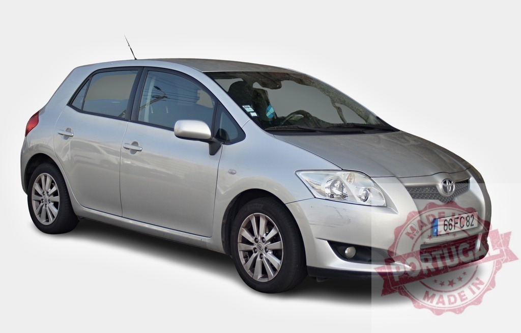 Silver Toyota Auris Hatchback Car Parked on White Background | Studio shot of a silver Toyota Auris hatchback parked on a seamless white background, ready for advertising or design projects - Realisiert mit Pictrs.com