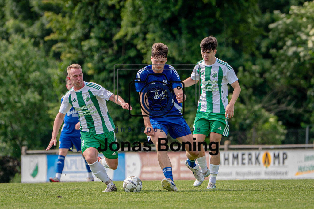 Fußball I Herren I Saison 2025-2026 I Bezirksliga Weser-Ems 4 I 33. Spieltag I TuS Lutten - SV Altenoythe I 18633 | jns.sportfotos - Realisiert mit Pictrs.com