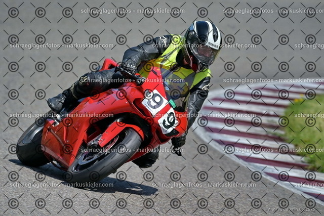26BT02-1682 | markuskiefer.com - Realisiert mit Pictrs.com