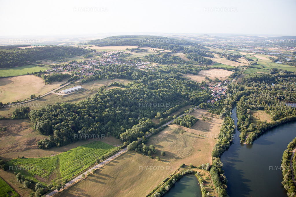 Vue aérienne: Vue de la ville à Arnaville dans le département Meurthe et Moselle, France. Photo: IMG_083250.jpg prise le 12/07/2015 par Werner Riehm/FLY-FOTO.eu – Résolution de l'original: 5472 x 3648 px