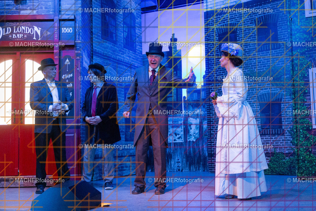 365_MFL-2025 | Portraitbilder von Regisseur; Darsteller; Techniker; Maske; Kostüme; Chor; Musiker; Bilderserie der Generalprobe und der Premierenvorstellung, Szenenbilder; Ausdrucksstudien; Bühnenüberblick; Bühnenkulissen; Pressefotos inkl. Redaktionsfoto Darstellergruppe.