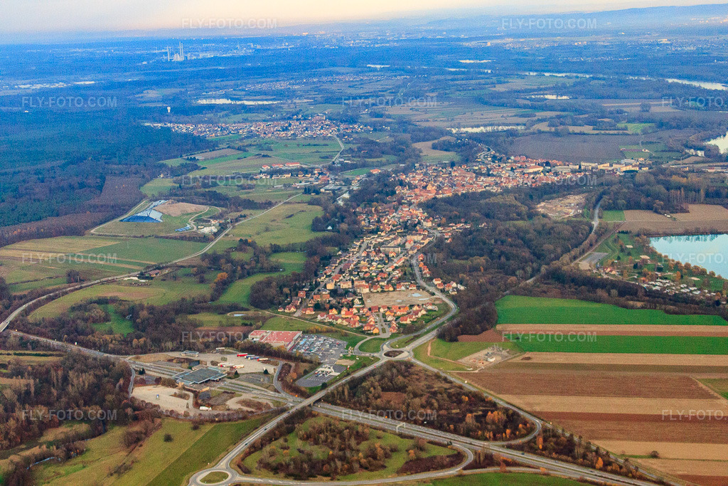 Aerial view: City overview beyond the B9/A35 border crossing in Scheibenhard in the state Bas-Rhin, France.Photo: IMG_22980.jpg taken on 11/21/2009 by Werner Riehm/FLY-FOTO.comResolution of the original: 4752 x 3168 px