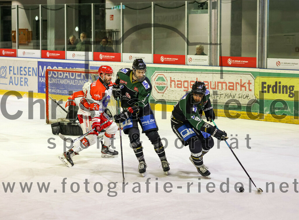 2022-12-02_117_TSV_Erding_gegen_EV_Pegnitz | Erding, Deutschland, 02.12.2022:
Eishockey, Bayernliga 2022 / 2023, 17. Spieltag, TSV Erding gegen EV Pegnitz, Endergebnis: 9:3

Torwart Filip Rieger (EV Pegnitz, #51), Leopold Trautmann (EV Pegnitz, #25), Florian Zimmermann (Erding Gladiators, #5), Daniel Krzizok (Erding Gladiators, #18)

Foto: Christian Riedel / fotografie-riedel.net