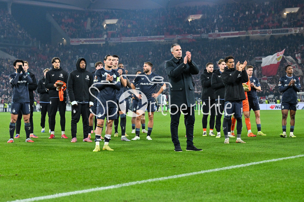 VfB Stuttgart - Feyenoord Rotterdam | STUTTGART, DEUTSCHLAND - 6. NOVEMBER: die Mannschaft von Robin Van PERSIE Trainer Feyenoord Rotterdam bedankt sich nach der Partie bei den mitgereisten Fans beim Ligaspiel zwischen dem VfB Stuttgart und Feyenoord Rotterdam am 4. Spieltag der Europa League in der MHP-Arena am 06.11.2025