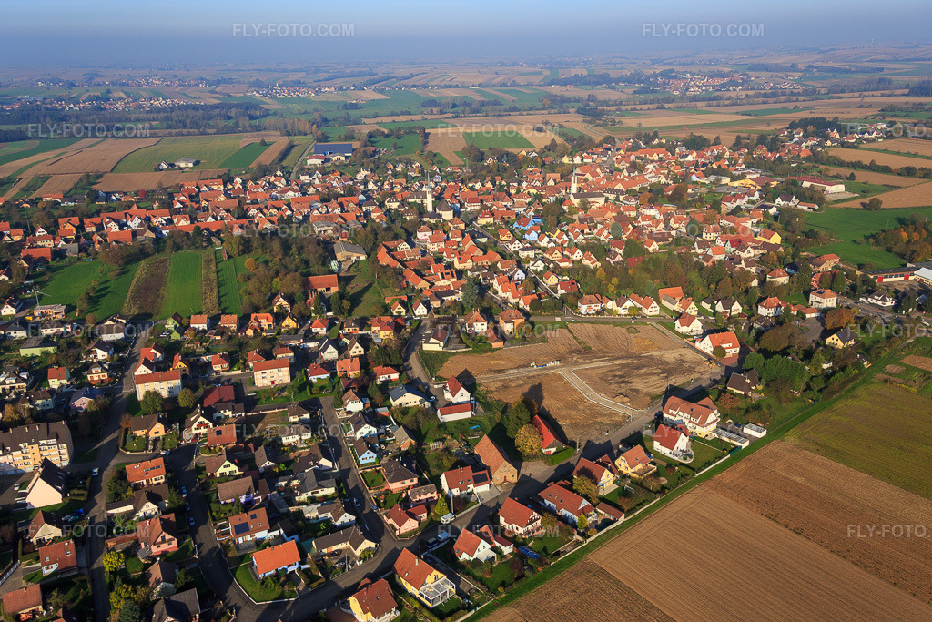 Aerial view: View of the town from the south in Hatten in the state Bas-Rhin, France. – Photo: IMG_075629.jpg taken on 11/01/2014 by Werner Riehm/FLY-FOTO.com – Resolution of the original: 5472 x 3648 px