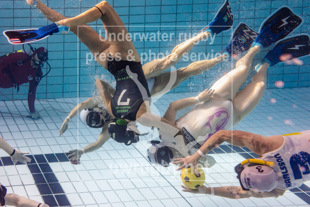 24. - 26.11.2023: Unterwasser-Rugby Champions Cup 2023  | Damen-Spiel um Platz 3: Akkaren SDK (Norwegen) blau gegen Black Mermaids (Schweden) in weiß. Die norwegische Meisterin Berit Detlie (blau #7) greif in den Konter der Black Mermaids ein. Linda Carlsson (weiß #3) ist für die schwedische Mannschaft am Ball und versucht den Ball zu festzuhalten. - Realisiert mit Pictrs.com