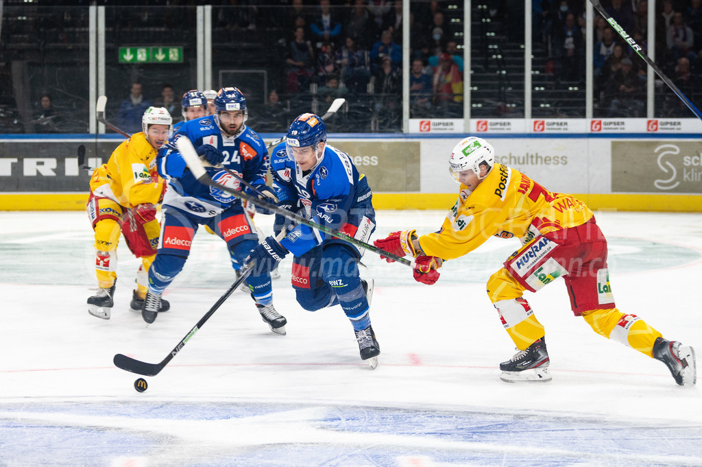Playoffs: ZSC Lions - EHC Biel-Bienne | 04.04.2022, Zurich, Hallenstadion, Playoffs: ZSC Lions - EHC Biel-Bienne, #19 Reto Schäppi (ZSC) bringt den Puck aus der gefährlichen Zone und wird dabei von #75 Alexander Yakovenko (Biel) gestört. - Realisiert mit Pictrs.com