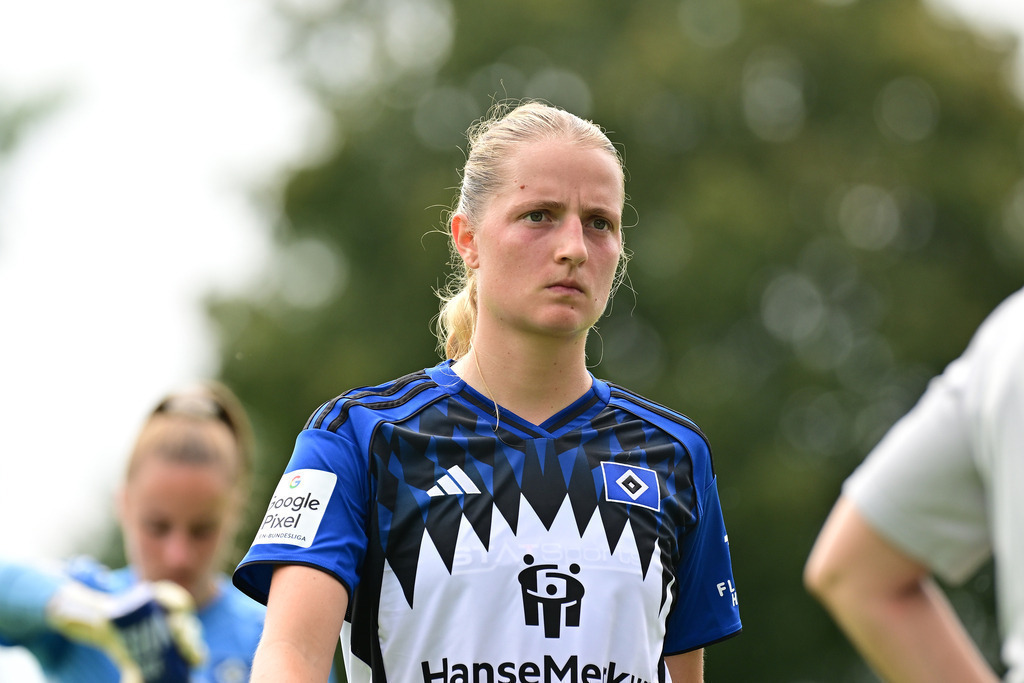 Fußball I Frauen I Saison 2025-2026 I Testspiel I Hamburger SV - Holstein Kiel | Nahaufnahme, Einzelfoto, Freisteller, Portrait, Porträt, Einzelbild, Einzelfoto, Körper: Nina Räcke (39, Hamburger SV) - Realisiert mit Pictrs.com