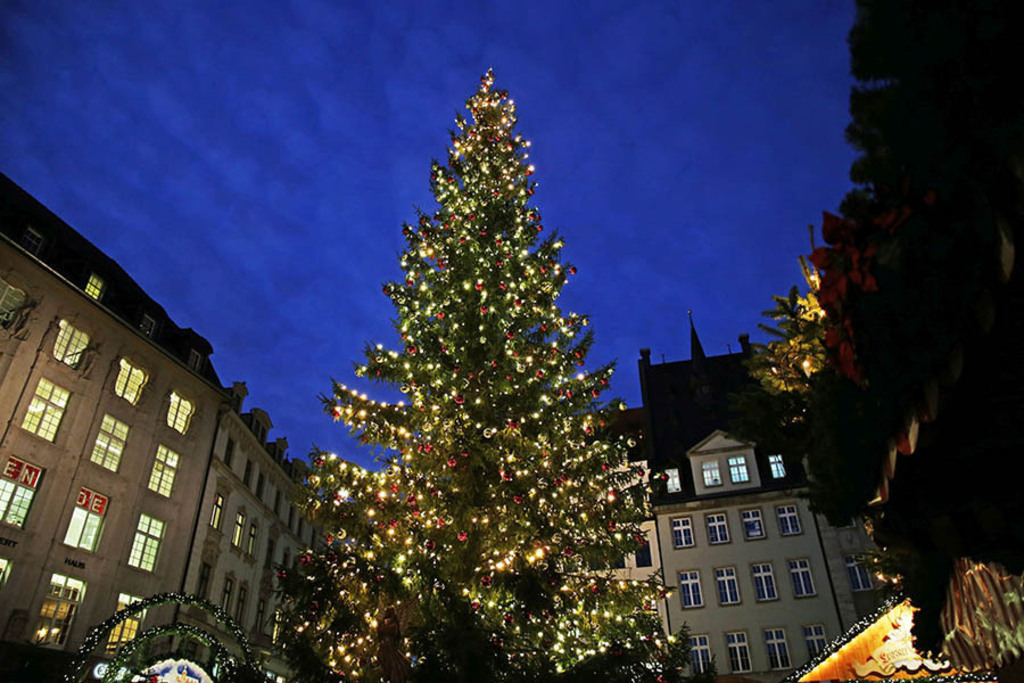 Leipziger Weihnachtsmarkt | Das Team hinter BILDLEXIKON LEIPZIG bündelt historische wie aktuelle Informationen über die Stadt Leipzig in Text und Bild auf einer Plattform und stellt diese der interessierten Öffentlichkeit zur Verfügung.