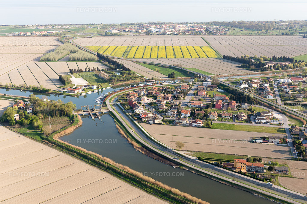 Aerial view: View of the town in Brian in the state Veneto, Italy. – Photo: IMG_098176.jpg taken on 04/03/2017 by Werner Riehm/FLY-FOTO.com – Resolution of the original: 5472 x 3648 px