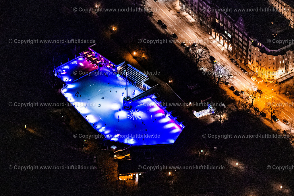 Hamburg_Grosse_Wallanlagen_Eisarena_Hamburg_Nachtaufnahme_ELS_6327060325 | HAMBURG 06.03.2025 Nacht- Lichter und Beleuchtung Teilnehmer der Sportveranstaltung " EisArena Hamburg " auf dem Veranstaltungsgelände Am Holstenwall im Ortsteil Sankt Pauli in Hamburg, Deutschland. Weiterführende Informationen bei: Indoo Projektentwicklungs GmbH & CO. KG. // Night lighting participants of the sporting event " EisArena Hamburg " at the event area Am Holstenwall in the district Sankt Pauli in Hamburg, Germany. Further information at: Indoo Projektentwicklungs GmbH & CO. KG. Foto: Martin Elsen