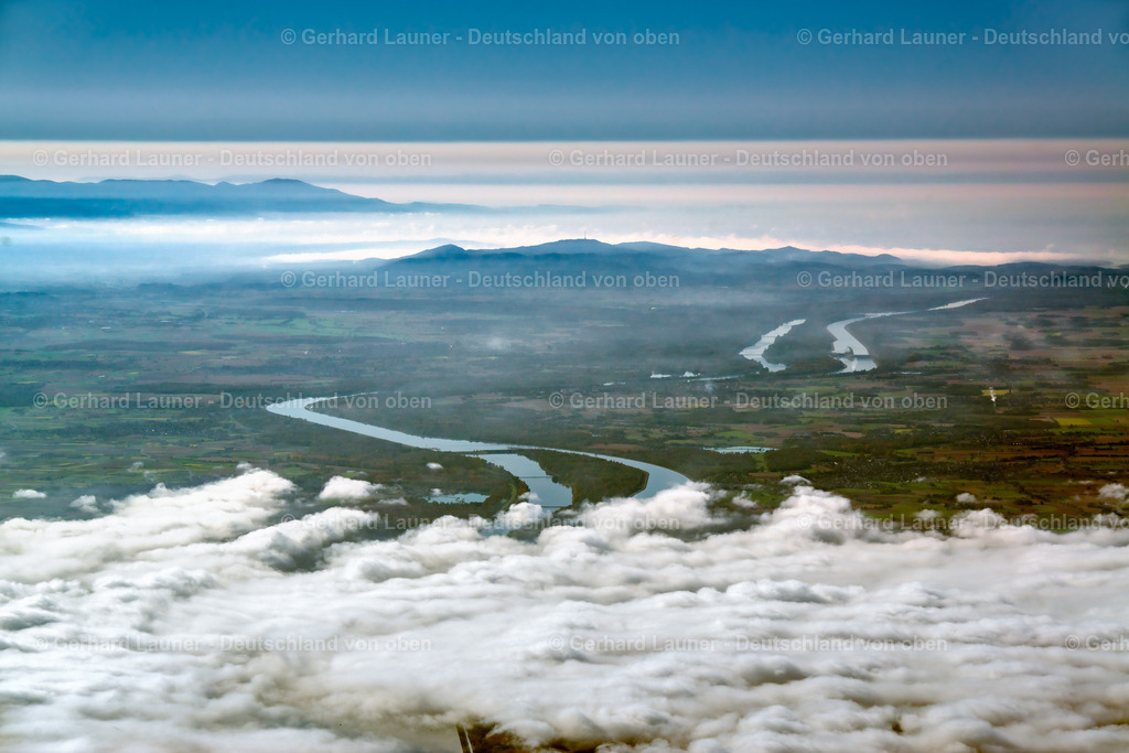 3704385 | SCHWANAU 14.10.2017 Wetterlage mit Wolkenbildung in Schwanau im Bundesland Baden-Württemberg, Deutschland. // Weather conditions with cloud formation in Schwanau in the state Baden-Wuerttemberg, Germany. Foto: Gerhard Launer