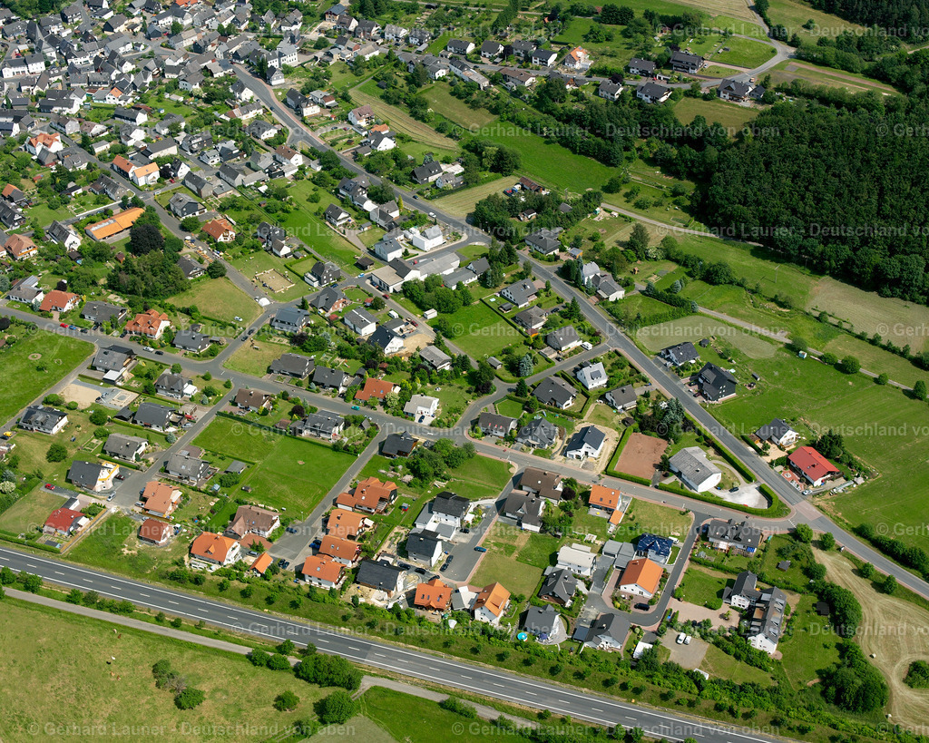 2611082 | SIMMERSBACH 09.06.2006 Wohngebiet einer Einfamilienhaus- Siedlung  in Simmersbach im Bundesland Hessen, Deutschland // Single-family residential area of settlement  in Simmersbach in the state Hesse, Germany Foto: Gerhard Launer