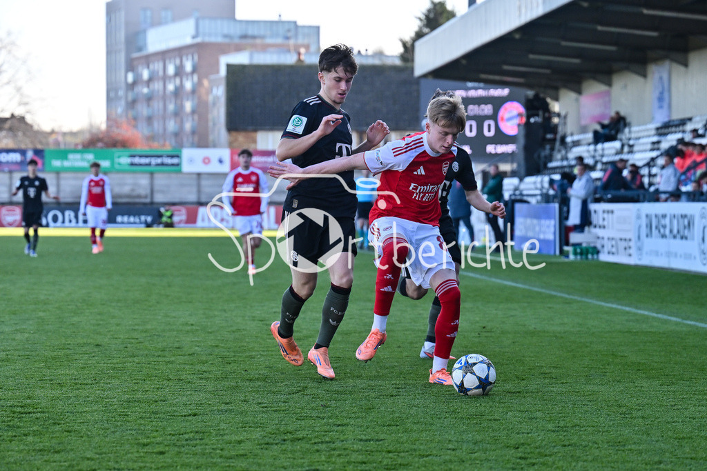 Arsenal London U19 - FC Bayern München U19 | BOREHAMWOOD, ENGLAND - 26. NOVEMBER: im Duell Callan HAMILL (Arsenal FC U19 83), Tim BINDER (FC Bayern München 7) beim Ligaspiel zwischen der U19 von Arsenal London und der U19 des FC Bayern München am 5. Spieltag der UEFA Youth League im Meadow Park am 26.11.2025