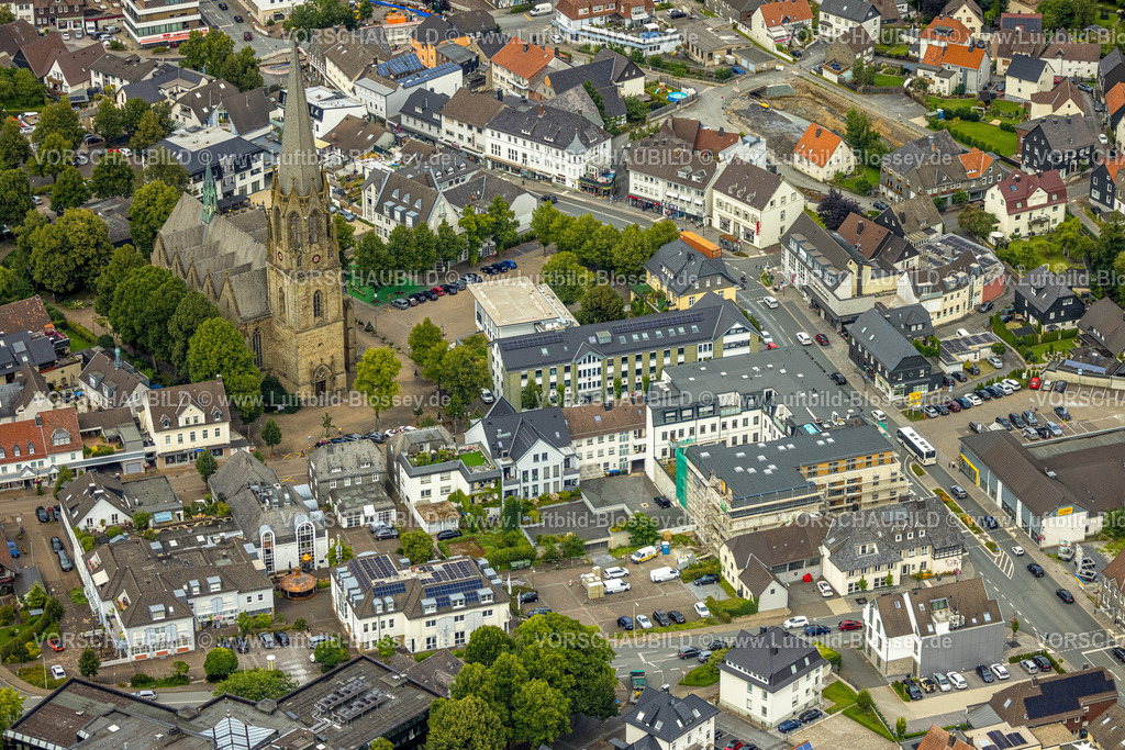 Warstein240713249 | Luftbild, Rathaus Stadtverwaltung, kath. Pfarrkirche St. Pankratius, Baustelle im Stadtzentrum mit Neubau Wohngebäude an der Hauptstraße, Warstein, Sauerland, Nordrhein-Westfalen, Deutschland