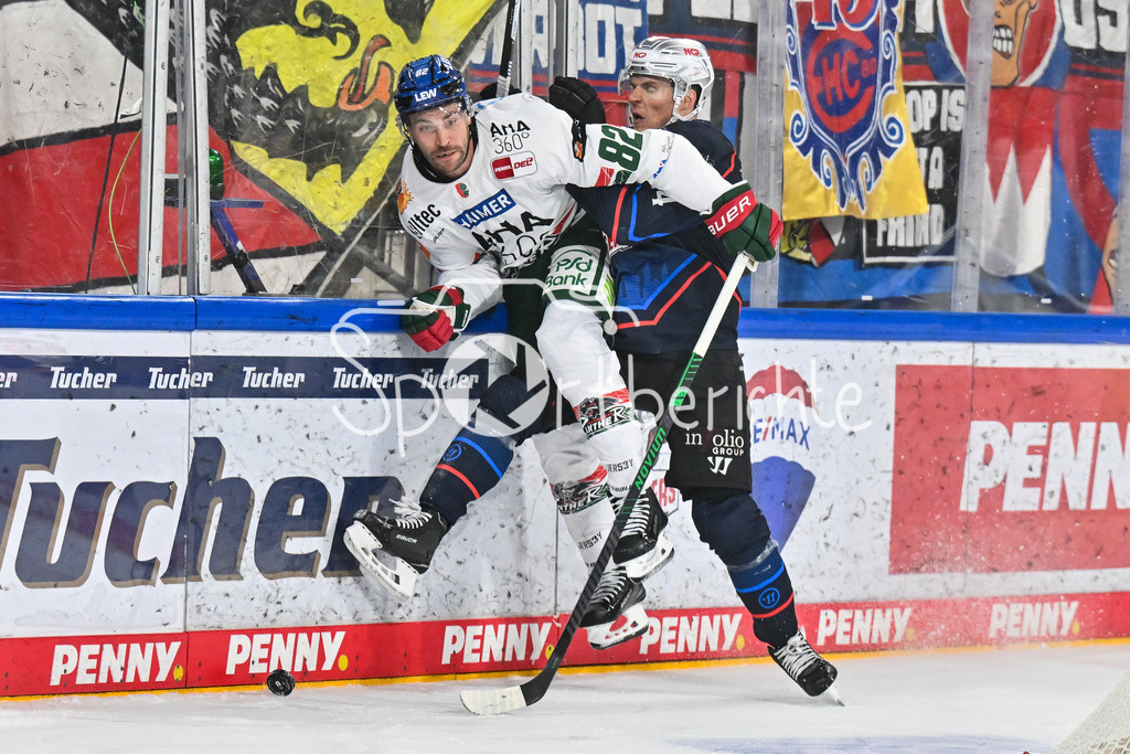 Nürnberg Ice Tigers - Augsburger Panther | im Duell Alexandre GRENIER (Augsburger Panther 82) und Marcus WEBER (Nürnberg Ice Tigers 24) / Zweikampf / DEL: Nürnberg Ice Tigers - Augsburger Panther; PSD Bank Nürnberg ARENA am 12.09.2025