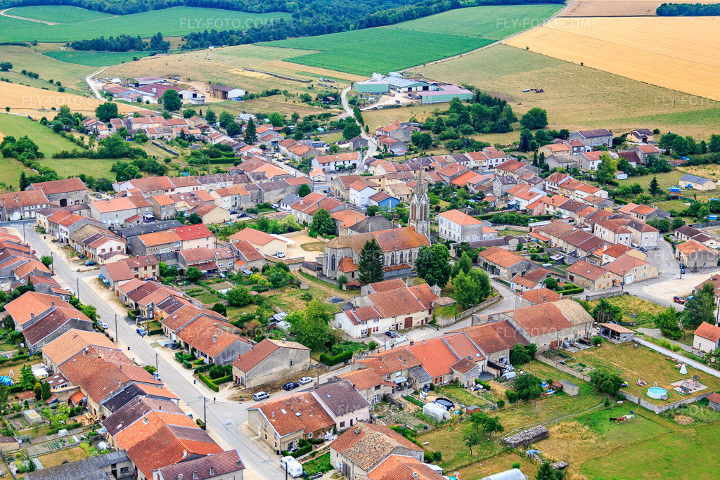 Aerial view: Village view from the west with Église Saint-Martin in Uruffe in the state Meurthe et Moselle, France. – Photo: IMG_083554.jpg taken on 07/13/2015 by Werner Riehm/FLY-FOTO.com – Resolution of the original: 5472 x 3648 px