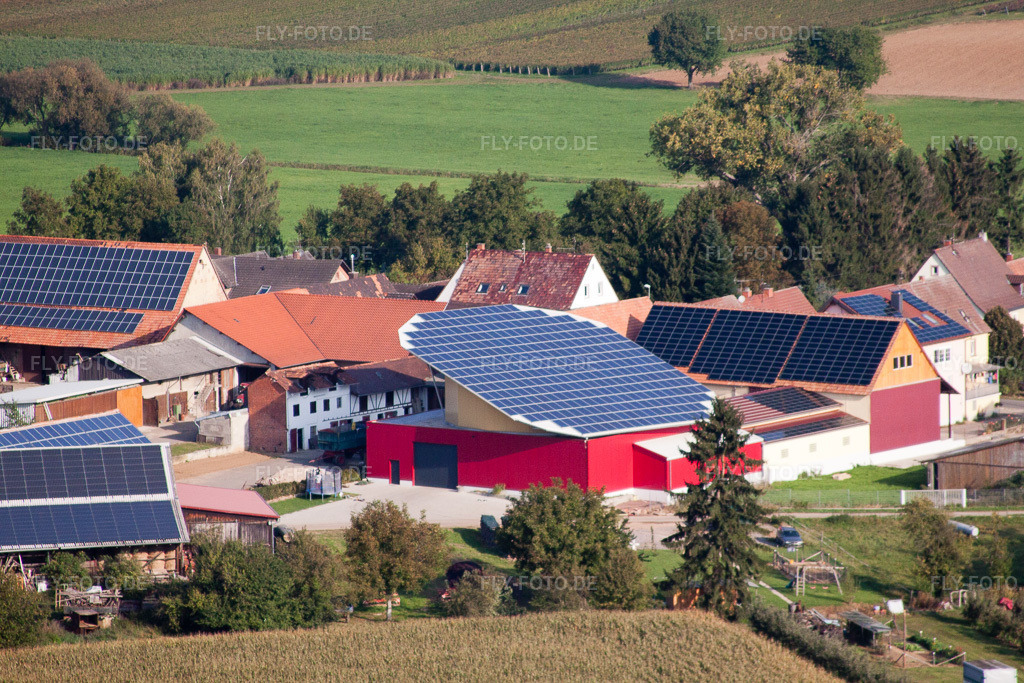 Luftbild: Drehbare Photovoltaikanlage auf einem Stall im Ortsteil Deutschhof in Kapellen-Drusweiler im Bundesland Rheinland-Pfalz in Deutschland. Foto: IMG_45391.jpg vom 24.09.2011 durch Werner Riehm/FLY-FOTO.de
