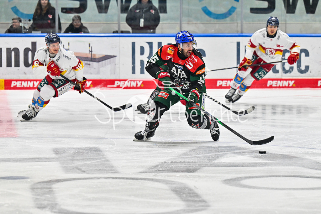 Augsburger Panther - Düsseldorfer EG | am Puck im Mitteldrittel - Jason BAST (Augsburger Panther #45) / DEL: Augsburger Panther - Duesseldorfer EG, Curt Frenzel Stadion am 04.03.2025