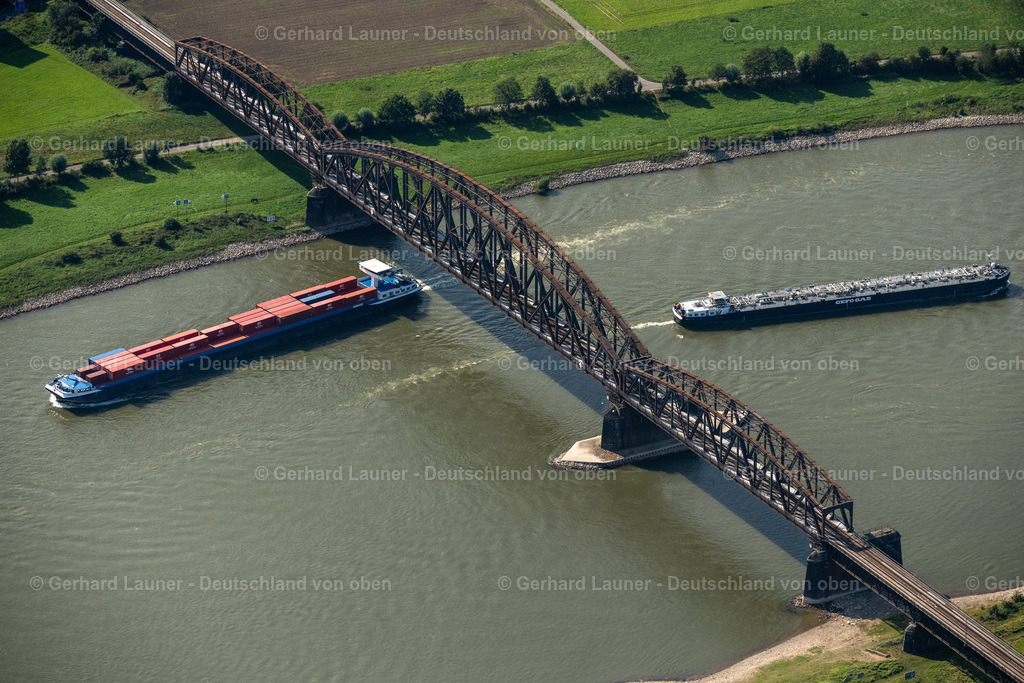 4049849 | Container-und Gastransportschiff an Autobahn-und Eisenbahnbrücke  über den Rhein bei Duisburg