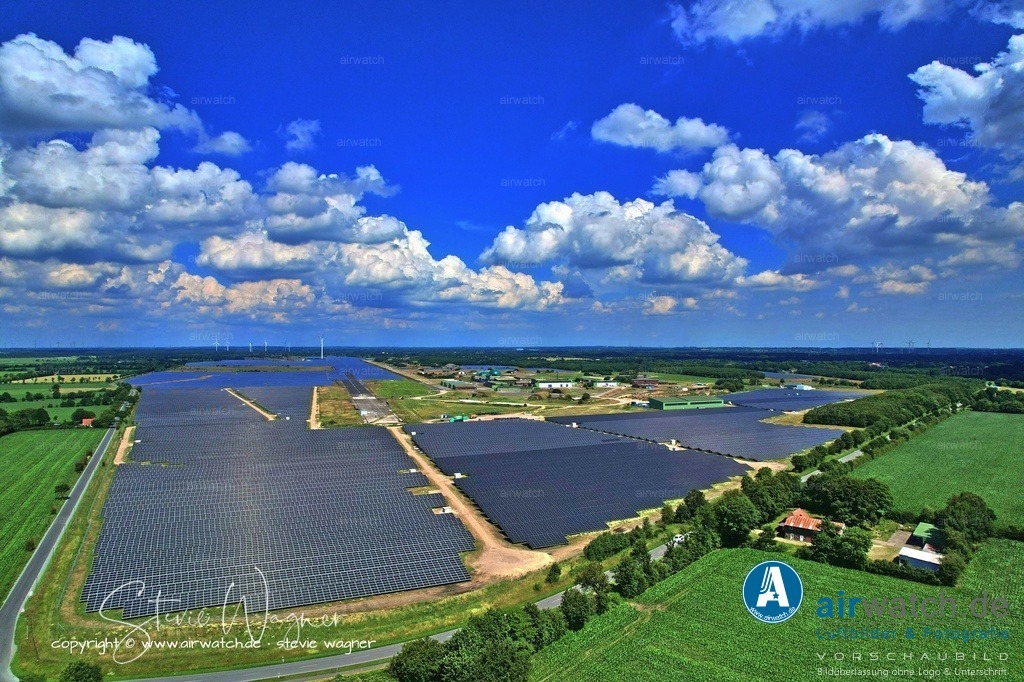 Solarpark Eggebek in Schleswig-Holstein - Quoten nach Materialkomponenten | Quoten nach Materialkomponenten - Die Effizienz unterscheidet sich stark zwischen den verbauten Stoffen:Aluminiumrahmen: Nahezu 100 % (da einfach demontierbar und hochwertig).Glas: Bis zu 95 % (macht ca.  70 % des Gewichts aus; wird oft zu Dämmstoff oder neuem Glas verarbeitet).Metalle (Kupfer, Silber): Zwischen 90 und 95 % (wirtschaftlich attraktiv due to hoher Wert). Siliziumzellen: Etwa 80–90 % (hier ist die Rückgewinnung technisch anspruchsvoller, da die Zellen oft gebrochen anfallen und chemisch gereinigt werden müssen). Kunststoffe (Folien): Nur 20–30 % (diese werden oft energetisch verwertet, also verbrannt, da ein stoffliches Recycling kaum wirtschaftlich ist).