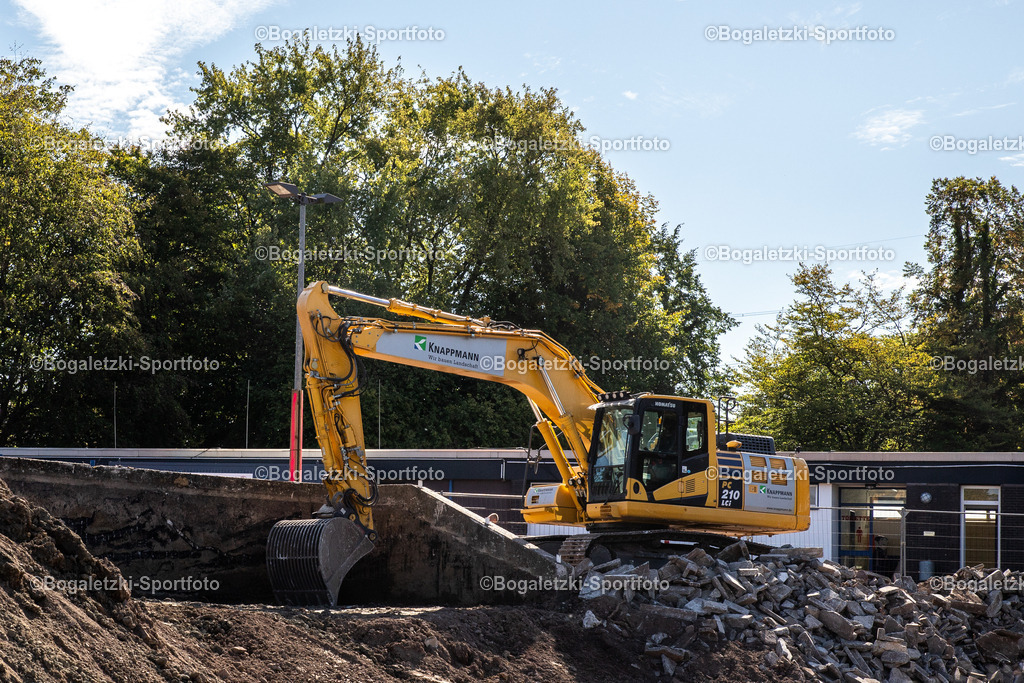 Gelsenkirchen, Germany - September 27, 2026: Abriss des Südstadion am Haidekamp | Gelsenkirchen, Germany - September 27, 2026: Bagger auf den überresten der ehemaligen Gegengerade des Südstadion am Haidekamp - Realisiert mit Pictrs.com