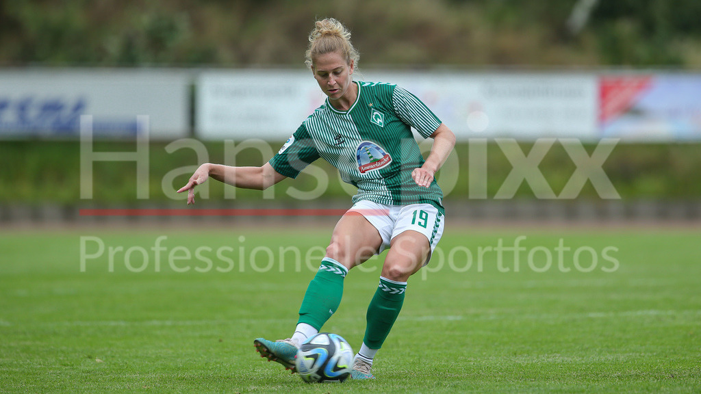 Fussball, Testspiel Frauen, Borussia Mönchengladbach - SV Werder Bremen | v.li.: Saskia Matheis (SV Werder Bremen, 19) Freisteller, Einzelbild, Ganzkörper, Aktion, Action, Spielszene