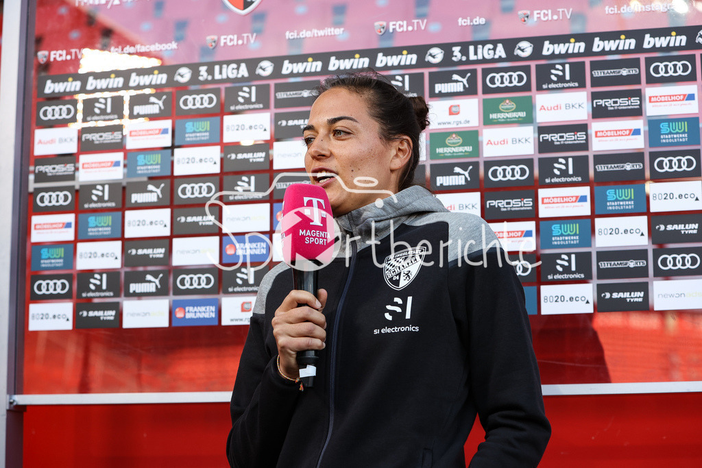 FC Ingolstadt - SV Waldhof Mannheim | gibt vor der Partie ein Interview bei MagentaSport FC Ingolstadt Trainerin Sabrina WITTMANN / Freisteller / Einzelfoto / Sozial Media / Filmen / Symbolbild