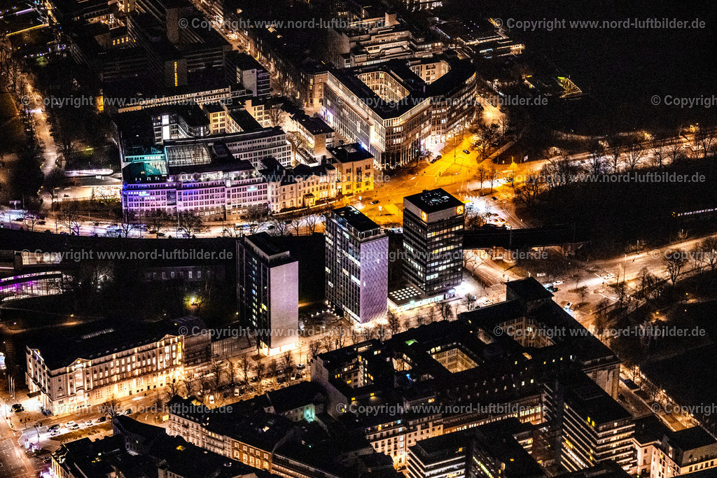 Hamburg_Esplanade_Nachtaufnahme_ELS_6825060325 | HAMBURG 06.03.2025 Nacht- Lichter und Beleuchtung Büro- und Unternehmensverwaltungs Hochhaus- Gebäude " Finnlandhaus " an der Straße Esplanade in Hamburg, Deutschland. Weiterführende Informationen bei: Becken Holding GmbH,  CnG Luxury Lighting GmbH,  SCHINDLER FENSTER + FASSADEN GMBH,  Vollack Gruppe GmbH & Co. KG. // Night lighting office and corporate management high-rise building " Finnlandhaus " on street Esplanade in Hamburg, Germany. Further information at: Becken Holding GmbH,  CnG Luxury Lighting GmbH,  SCHINDLER FENSTER + FASSADEN GMBH,  Vollack Gruppe GmbH & Co. KG. Foto: Martin Elsen