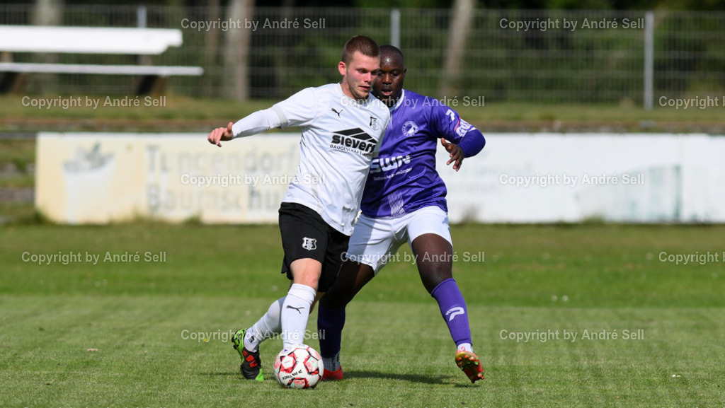 VfR Neumünster vs Eckernförder SV | Moshood Adesanya (VfR #9) / Jesse Siemonsen (ESV #14) - Fußball-Oberliga Männer 2024/2025 / VfR Neumünster vs Eckernförder SV / VfR-Stadion / Neumünster / 15.09.24 - Realisiert mit Pictrs.com