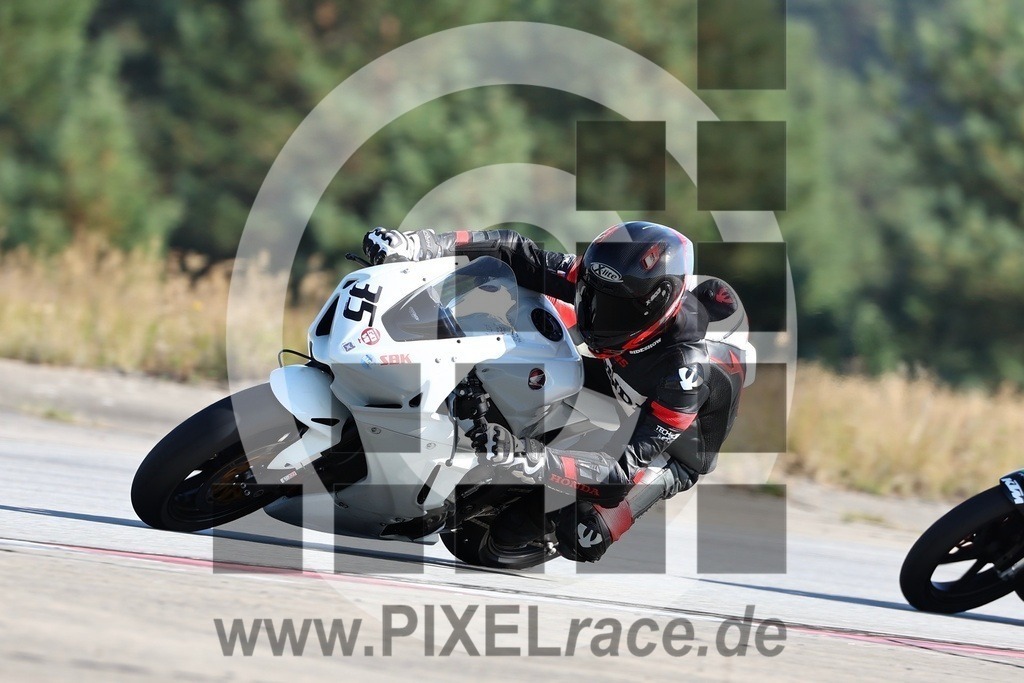 0035-20240921_11266 | Schöne Erinnerungen an spannende Momente - das festzuhalten ist unser Job. PIXELrace.de ist seit 2003 auf den Rennstrecken Europas unterwegs um die Action draußen beim Fahren und die wunderbare Stimmung imm Fahrerlager für euch einzufangen.