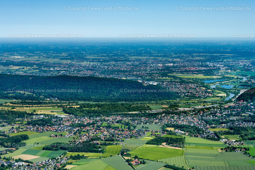 Porta_Westfalica_ELS_4603050623 | PORTA WESTFALICA 05.06.2023 Ortsansicht der Straßen und Häuser der Wohngebiete in der von Bergen des Wiehengebirge umgebenen Tallandschaft entlang der Findelstraße - B482 im Ortsteil Hausberge in Porta Westfalica im Bundesland Nordrhein-Westfalen, Deutschland. // Location view of the streets and houses of residential areas in the valley landscape surrounded by mountains of the Wiehengebirge along the Findelstrasse - B482 in the district Hausberge in Porta Westfalica in the state North Rhine-Westphalia, Germany. Foto: Martin Elsen