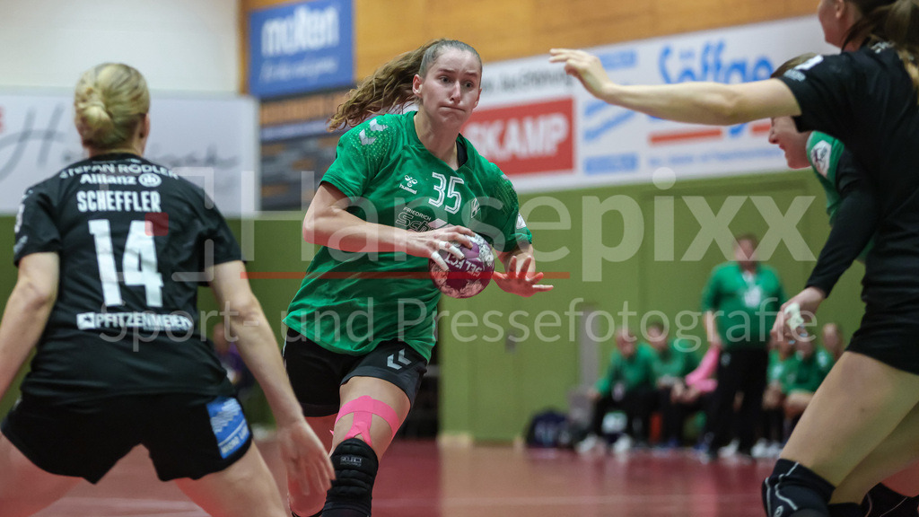 Handball, 2. Bundesliga Frauen, SV Werder Bremen - Kurpfalz Bären | v.li.: Lara Niemann (SV Werder Bremen, 35) am Ball, Spielszene, Aktion, Action