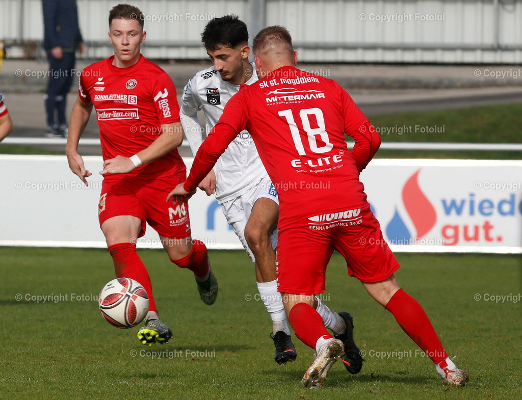 A_LUI_301022_19 | SPORT FUSSBALL LANDESLIGA OST ST.MAGDALENA-DONAU LINZ 30.OKT.2022 IM BILD: PASCLA DOCHNAL,KEVIN MARIO MAYER (MAGDALENA) UND ARGJEND HYSENI (DONAU) FOTO:FOTOLUI